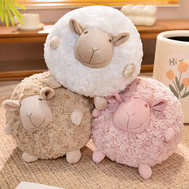 Anime-inspirerat får gosedjur i mjuk bollform, sött, 28 cm, jul- och Thanksgivinggåva 20 Tre synliga färgvarianter av det fluffiga fårgosedjuret i vitt, rosa och beige.