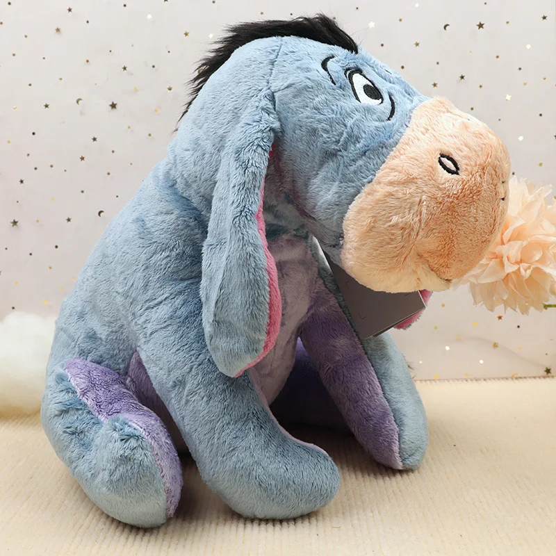Winnie the Pooh-karaktärer gosedjur i form av mjuka plyschkuddar med hängande öron 18 Sittande blågrå plyschåsna med långa öron och persikofärgad mule.