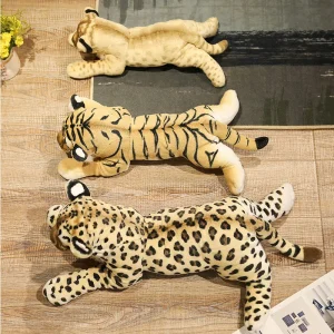 Sött och naturtroget lejon catamount gosedjur i liggande form med tiger- och leopardmotiv