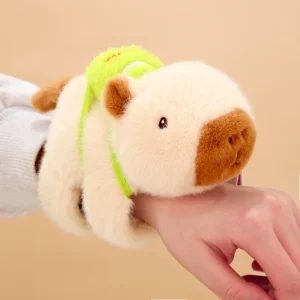 Kapybara gosedjur i kawaii-stil, utformat som ett smällarmband runt handleden 11 Kapybara gosedjur i kawaii-stil, utformat som ett smällarmband runt handleden
