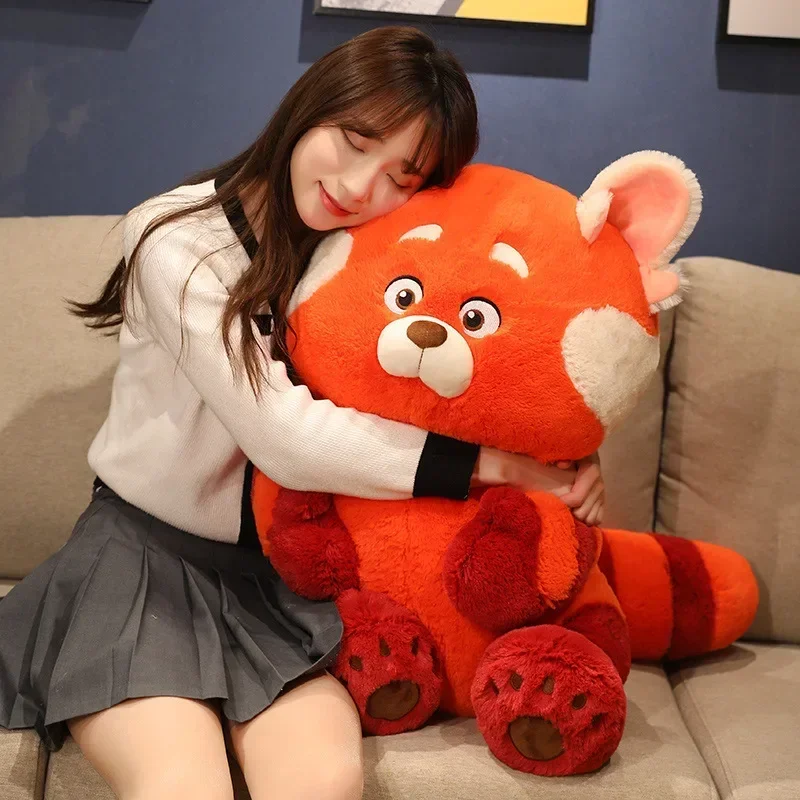 Disney Turning Red kawaii panda gosedjur i anime-stil, kudde och födelsedagspresent 18 En person kramar en stor orange och vit röd panda som gosedjur.