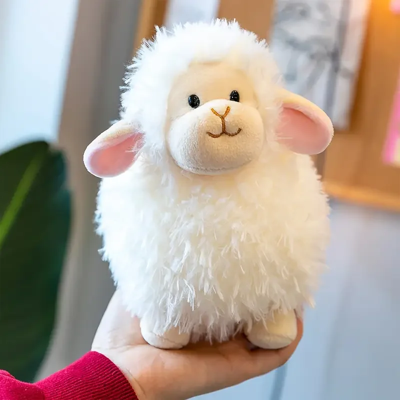 Får och lamm gosedjur i dockform med gulligt Alpaca-motiv och mjuk design, 20 cm 20 Vit, fluffig lammdocka hållen upprätt i en hand.