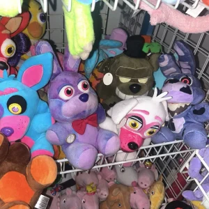 Björn gosedjur med spelkaraktären Bonnie från Five Nights at Freddy’s i tecknad stil
