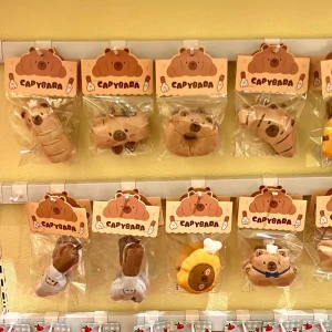 Kapybara- och delfinhängen i tecknad stil med bröd- och matmotiv samt kreativ design 18 Kapybara- och delfinhängen i tecknad stil med bröd- och matmotiv samt kreativ design