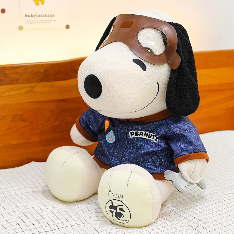 Snoopy panda gosedjur och plyschkudde med pilot- eller reparatörsmotiv i kawaii-stil 21 Närbild av en hundformad plyschfigur i mörkblå kläder och brun flygarhjälm.