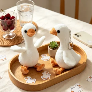 Söt vit gås och gul anka som mjuk plyschfigur, väskhänge och födelsedagspresent