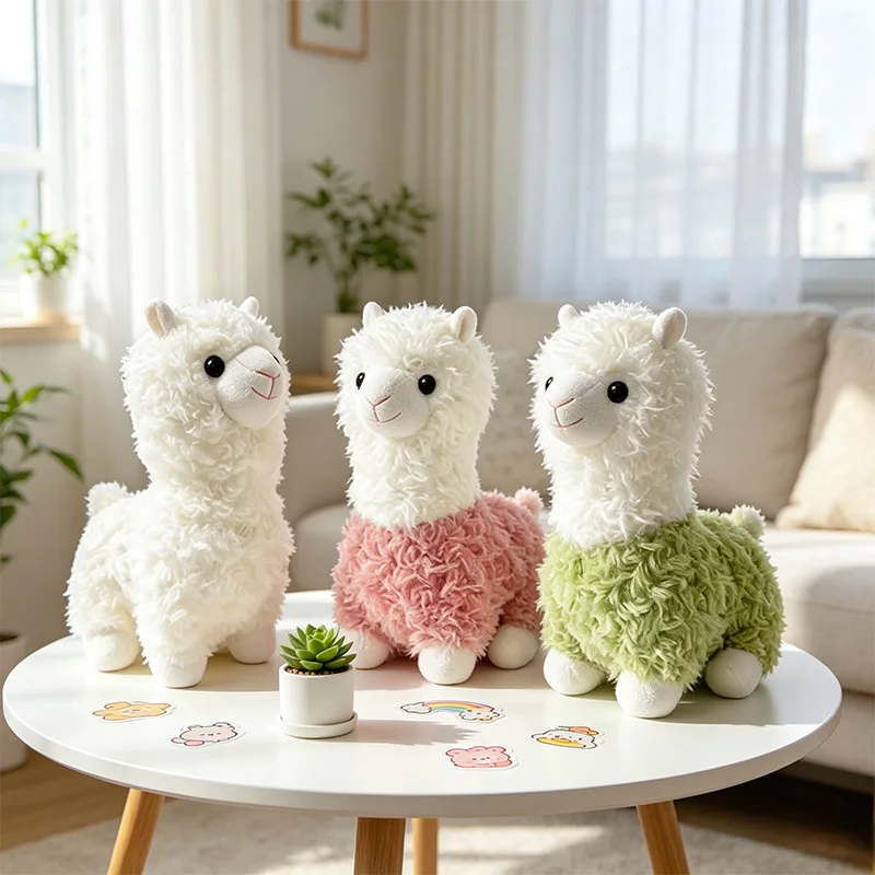 Får gosedjur, fluffig och mjuk, alpaca alpackautseende färgvarianter, 25 cm 22 Tre fluffiga alpackor i vitt, rosa och grönt står tillsammans på ett bord.