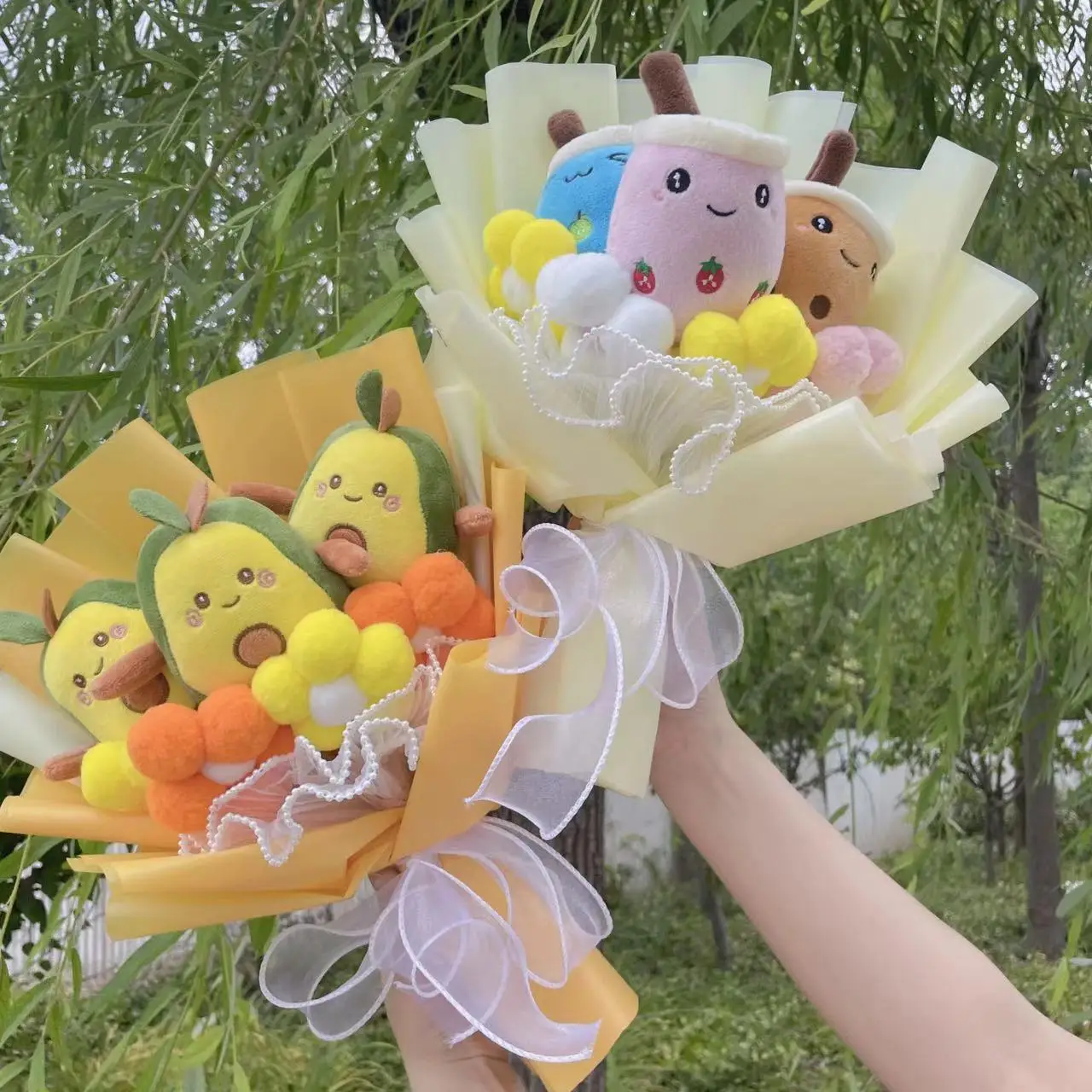 Kanin gosedjur i realistisk stil med bubbelte, avokado, boba och blomsterbukett 18 Två handhållna buketter med avokado- och bubble tea-gosedjur i färgglatt omslag.