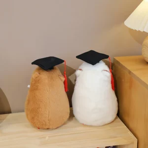 Kapybara gosedjur i söt tecknad stil med studentmössa och examensmotiv, 25 cm