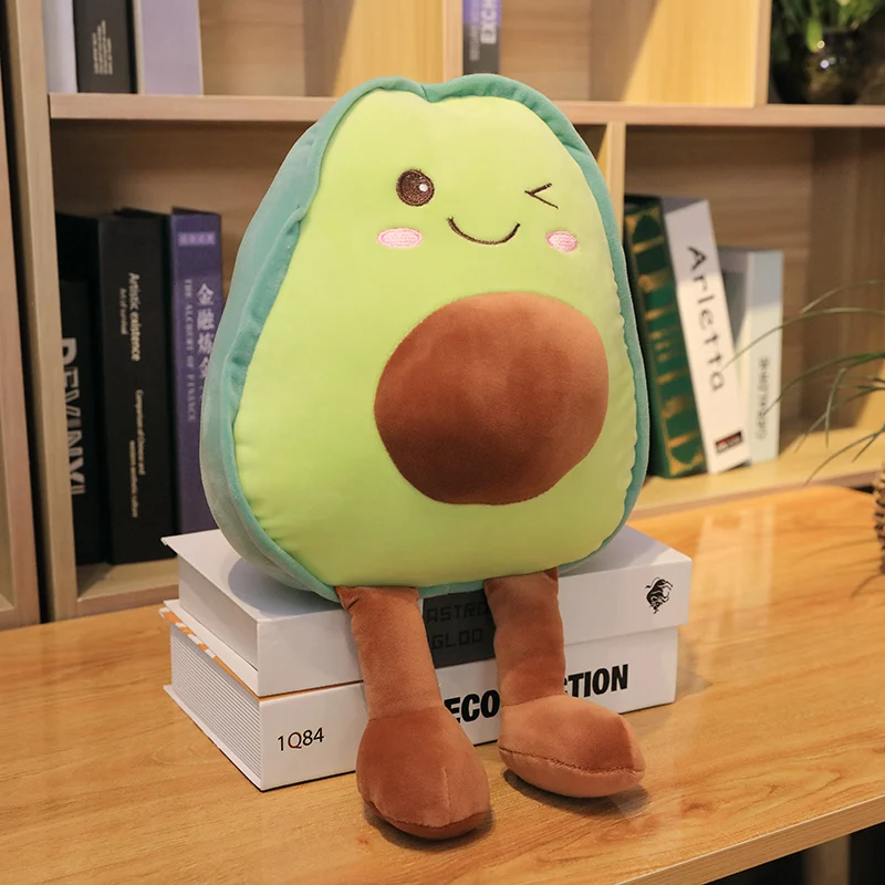 Kawaii-gosedjur med flera figurvarianter i tecknad, animeinspirerad stil, 45–85 cm 21 Grön avokadofigur med brunt ovalt frontparti, enkelt ansikte och små bruna fötter.
