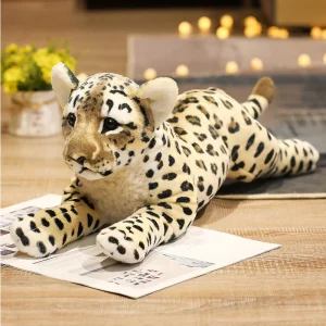 Sött och naturtroget lejon catamount gosedjur i liggande form med tiger- och leopardmotiv