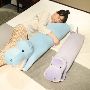 Alternative view of Hippo gosedjur som lång kramkudde och ryggkudde, tecknad kawaii-design för sovrum