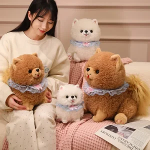 Sött, realistiskt hund gosedjur i form av en Pomeranian-valp, 32–42 cm, som julklapp