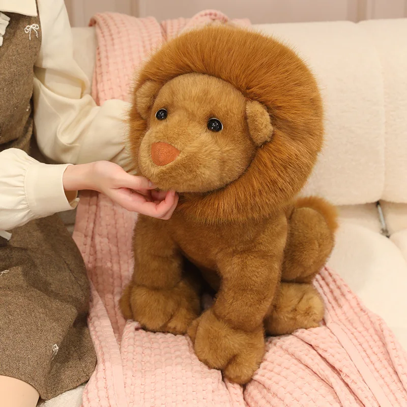Lejon gosedjur från Lion King, mjuk kudde med gyllene man för barn, 35–45 cm 24 Person som håller i och leker med ett mjukt lejon.