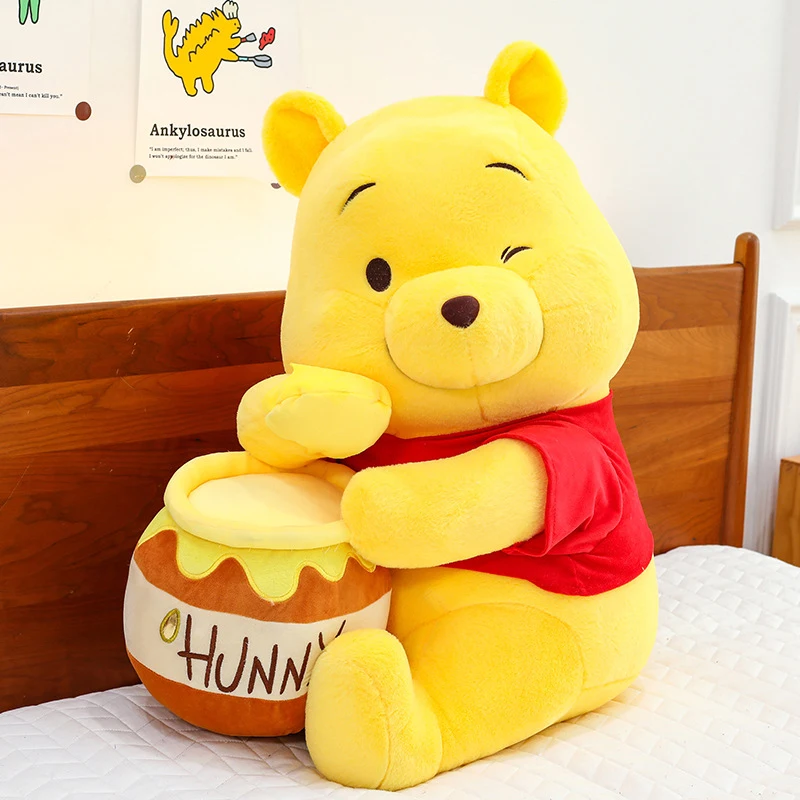 Winnie the Pooh gosedjur som stor och söt björnkudde i tecknad stil, 32–90 cm 20 Gul björnplysch i röd tröja med en honungsburk.