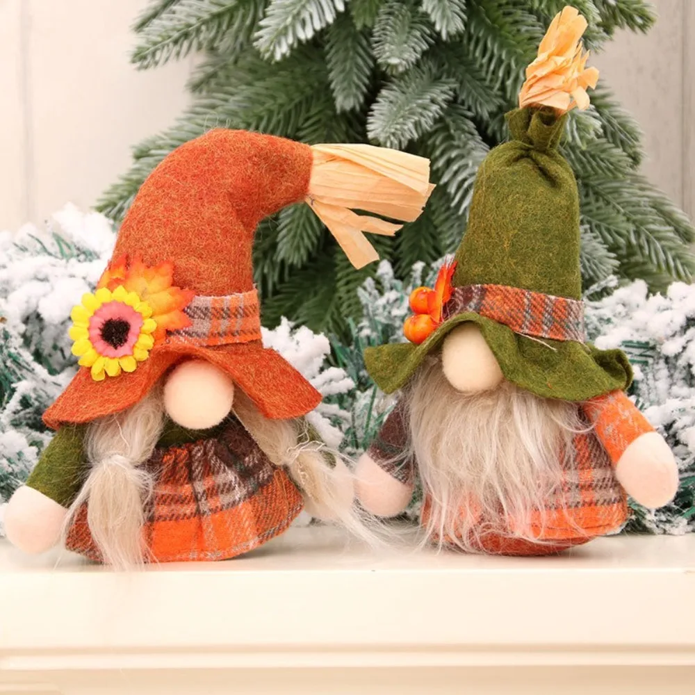 Djurfigurer som nyckelring, Pumpkin motif och Sunflower motif 22 Två hösttomtar med orange respektive grön hatt framför en julgran.