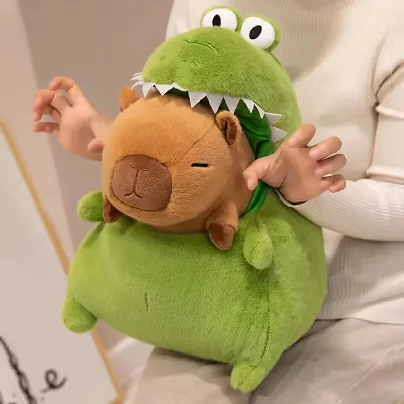 Kapybara gosedjur som krokodil, gullig animeinspirerad gosedjurskudde för barn 22 Barn som håller en grön plushfigur.