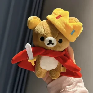 Alternative view of Rilakkuma-nyckelring i kungadräkt med hatt och kudde, present till flickvän