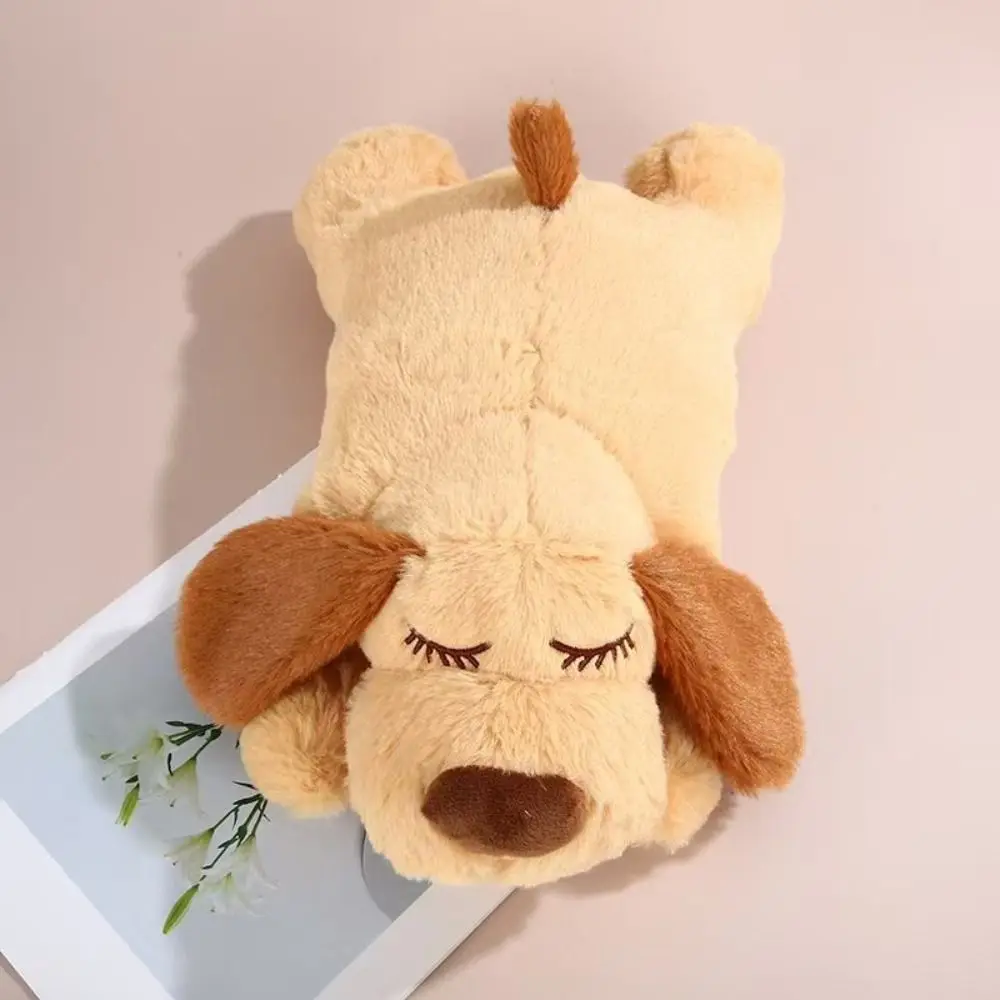 Liggande hund gosedjur med mjuk design, hjärtslag och beteendeträning för sömn 22 Toppvy av den ljusbeige hundformen med bruna öron.