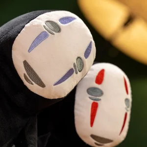 Japanskt animeinspirerat gosedjur med särpräglad design i flera figurvarianter