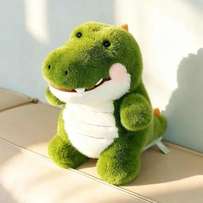 Krokodil gosedjur som fluffig kudde i grön kawaii-stil med sött uttryck, 25–48 cm 23 Grönt krokodilgosedjur sitter upprätt med vit mage och små orange detaljer på ryggen.