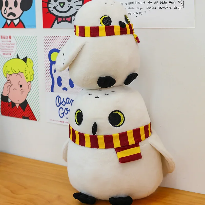 Mjuk Hedwig-uggla som plyschkudde med halsduk i animeinspirerad stil, 25–60 cm 4 Mjuk Hedwig-uggla som plyschkudde med halsduk i animeinspirerad stil, 25–60 cm - Bild 4