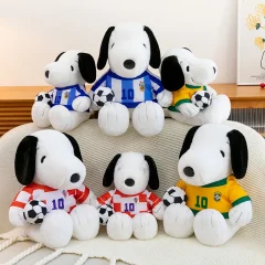 Snoopy som hund gosedjur i tecknad fotbollsstil, med tröja och boll, 35–50 cm