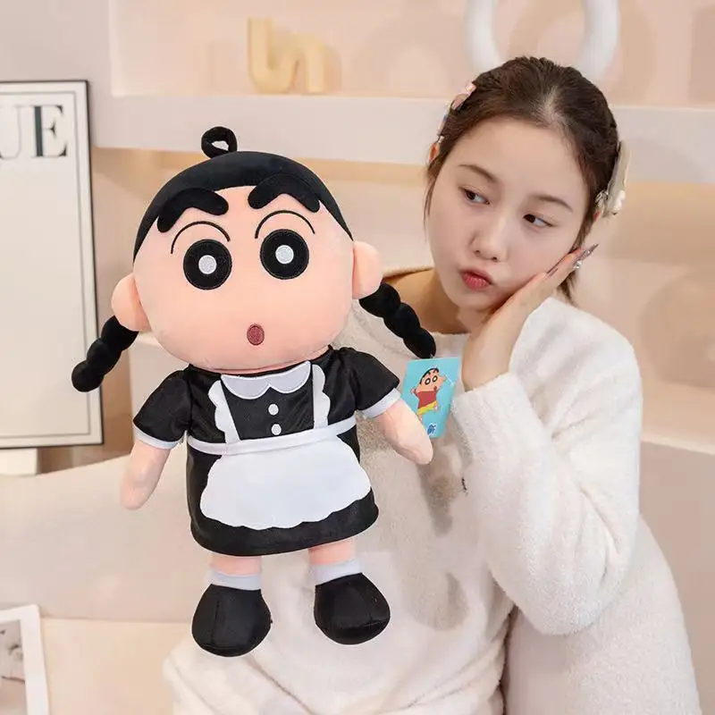 Shin Chan gosedjur från Crayon Shin Chan, söt maid-docka som barnpresent, 28–40 cm 23 Person håller en Shin Chan-mjukisdocka i famnen.