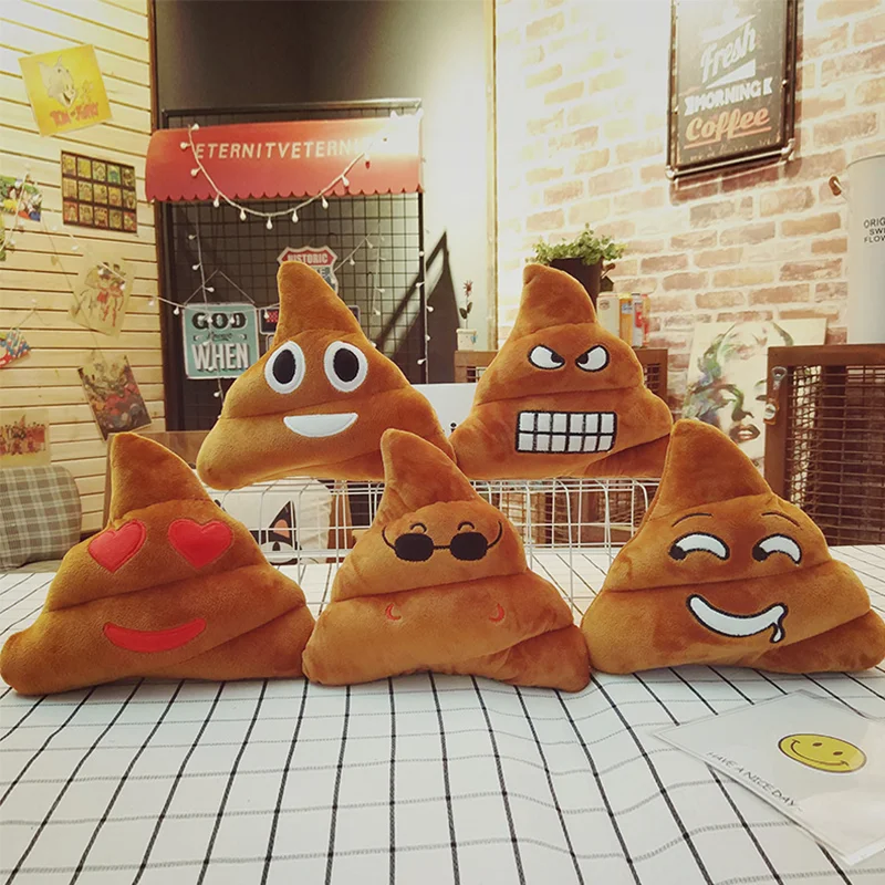 Djurfigurer gosedjur som plyschkudde, söt face expression och Funny 24 Flera bruna bajsformade plyschfigurer med olika ansiktsuttryck tillsammans i en butiksmiljö.