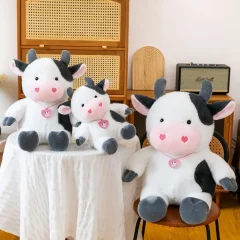 Tecknad och verklighetstrogen ko-docka i kawaii-stil, fluffig och mjuk födelsedagspresent