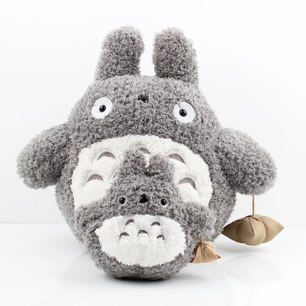 Totoro gosedjur med mjuk, fluffig yta och söt anime- och tecknad stil, 16–35 cm 21 Grå, lurvig figurplysch framifrån med vit mage och uppstående öron.
