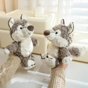 Wolf gosedjur i grått med gullig tecknad design, fluffig och mjuk känsla, 24 cm
