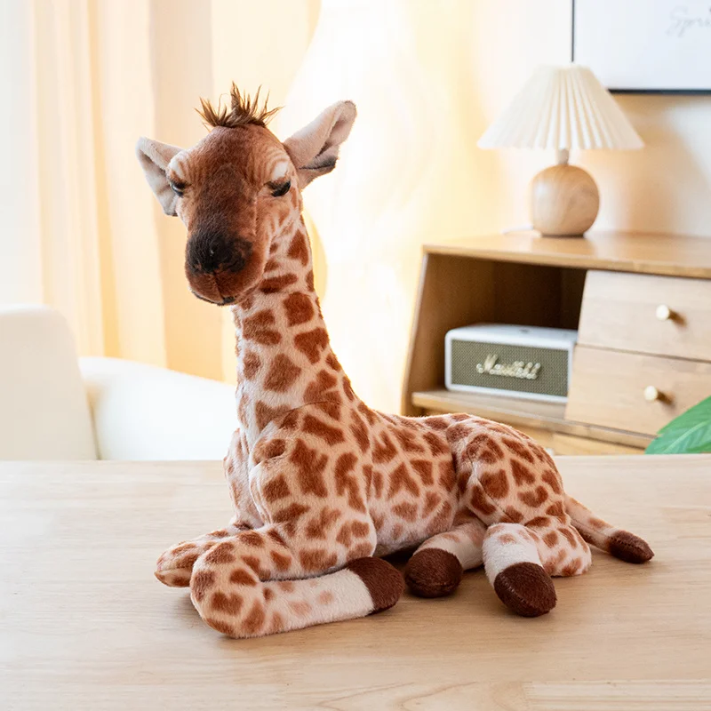 Giraffe gosedjur i liggande design, realistiskt och fluffigt vilddjursmotiv för soffan 22 En liggande mjukisgiraff som plyschkudde.