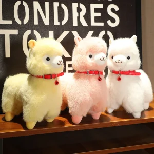 Alpaca gosedjur som gullig mjukisdocka i tecknad djurstil med bjällra, 25–35 cm