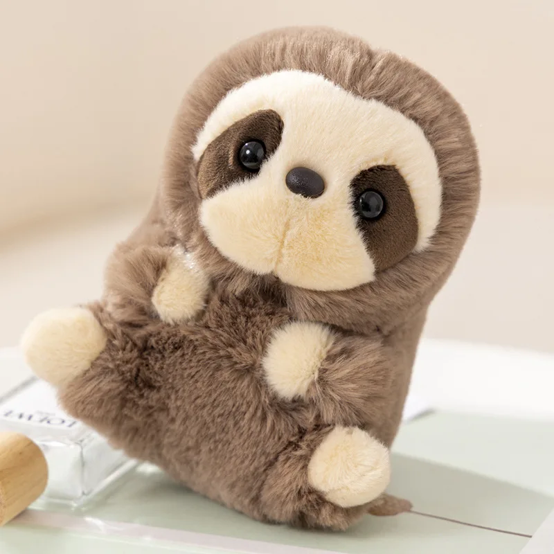 Sloth gosedjur, Adorable och anime style, charmigt naturtrogen animeinspirerad stil 20 Brun slöjdocka med krämfärgat ansikte och mörka ögonmarkeringar, fotograferad framifrån.