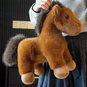 Söt och mjuk hästfigur i realistisk, tecknad stil med animeinspirerad design