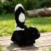 Skunk gosedjur i naturtrogen kawaii-stil för sällskap, dekoration och present till barn