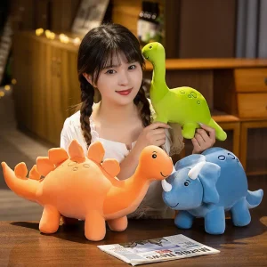 Färgglatt dinosaurie gosedjur med triceratopsmotiv i tecknad kawaii-stil för barn 18 Färgglatt dinosaurie gosedjur med triceratopsmotiv i tecknad kawaii-stil för barn