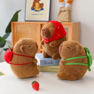Alternative view of 20 cm stor kapybara som mjukisdjur med jordgubbsmössa och sköldpaddsryggsäck, julklapp