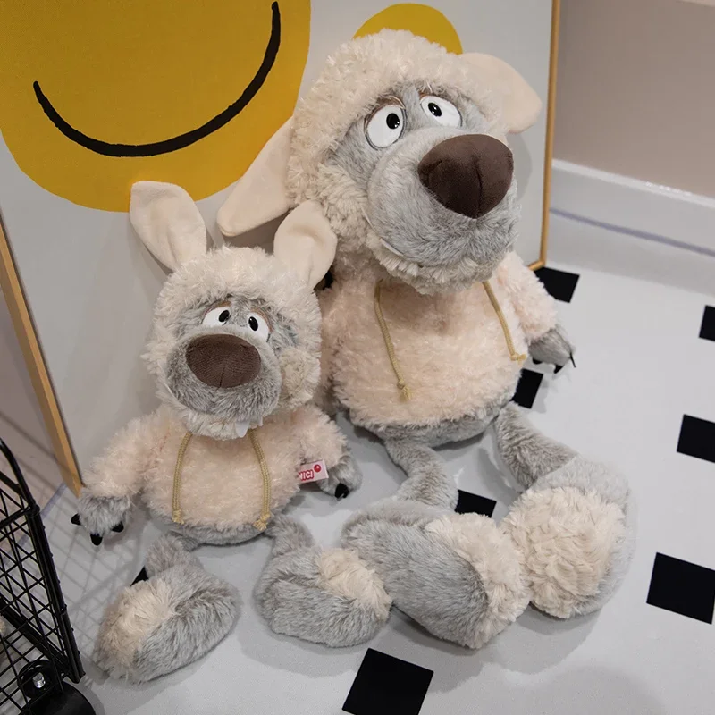 Sömnigt får gosedjur som kudde, kamouflerad varg i fårskrud från Muppets 22 Två mjukisdjur sittande bredvid varandra.