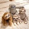 Fluffiga gosedjur i flera figurvarianter med leende och sittande eller liggande pose