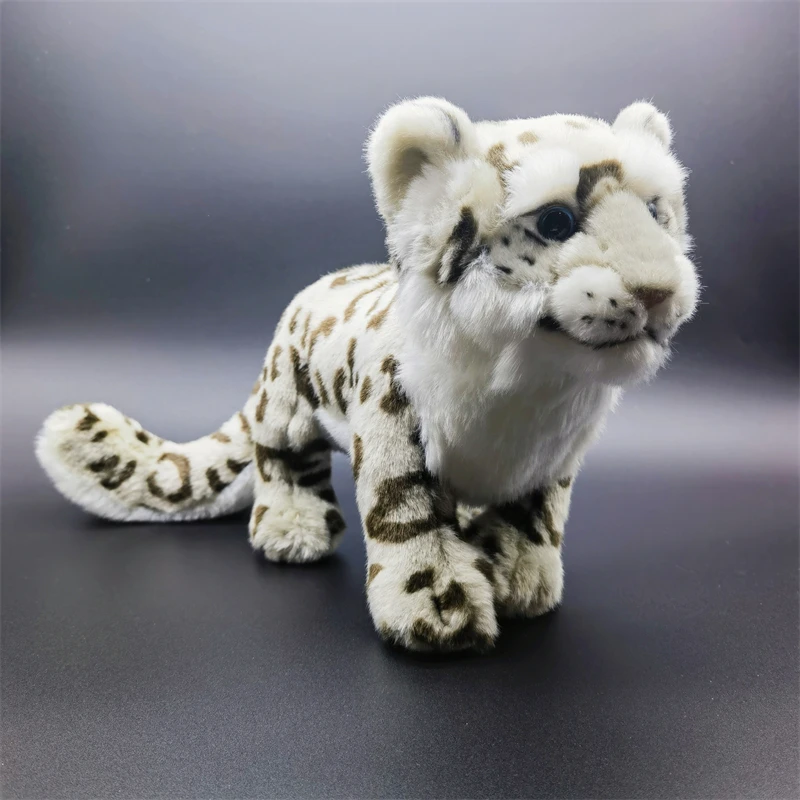 Naturtroget gosedjur med kawaii-stil, gulligt uttryck och flera figurvarianter 18 Snöleopard i mjukisdjursform, sittande med ljus grundfärg och mörka fläckar.