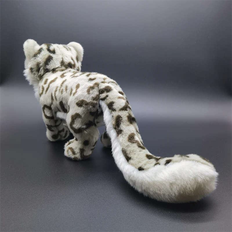 Naturtroget gosedjur med kawaii-stil, gulligt uttryck och flera figurvarianter 19 Snöleopardens form sedd snett bakifrån med den långa svansen synlig.