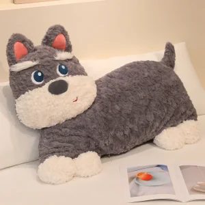 Katt gosedjur som lång, liggande djurkudde med katt- och hundmotiv för soffa och säng
