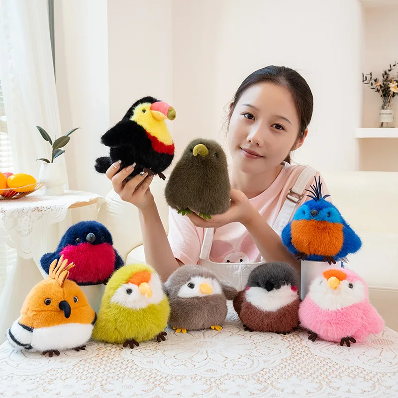 Pingvin som nyckelring, verklighetstrogen och kawaii, birddekoration 38 Flera färgglada fågelformade mjukisdjur visas tillsammans.