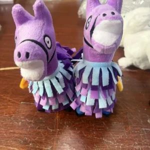 Fortnite-gosedjur i lila tecknad stil med flera figurvarianter, mjukt och bekvämt