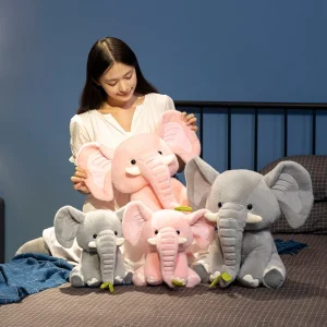 Sittande elefant gosedjur med lång snabel i tecknad stil, rosa eller grått, 25–40 cm