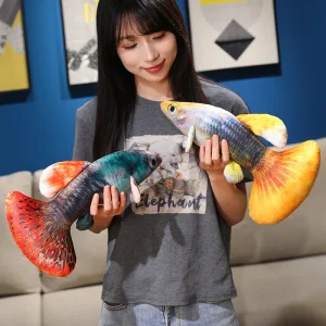 Guppy gosedjur som färgstark plyschkudde i fiskform, mjuk och dekorativ, 40–60 cm