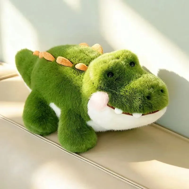Krokodil gosedjur som fluffig kudde i grön kawaii-stil med sött uttryck, 25–48 cm 24 Grönt krokodilgosedjur visas i en låg pose med vit undersida och orange ryggdetaljer.