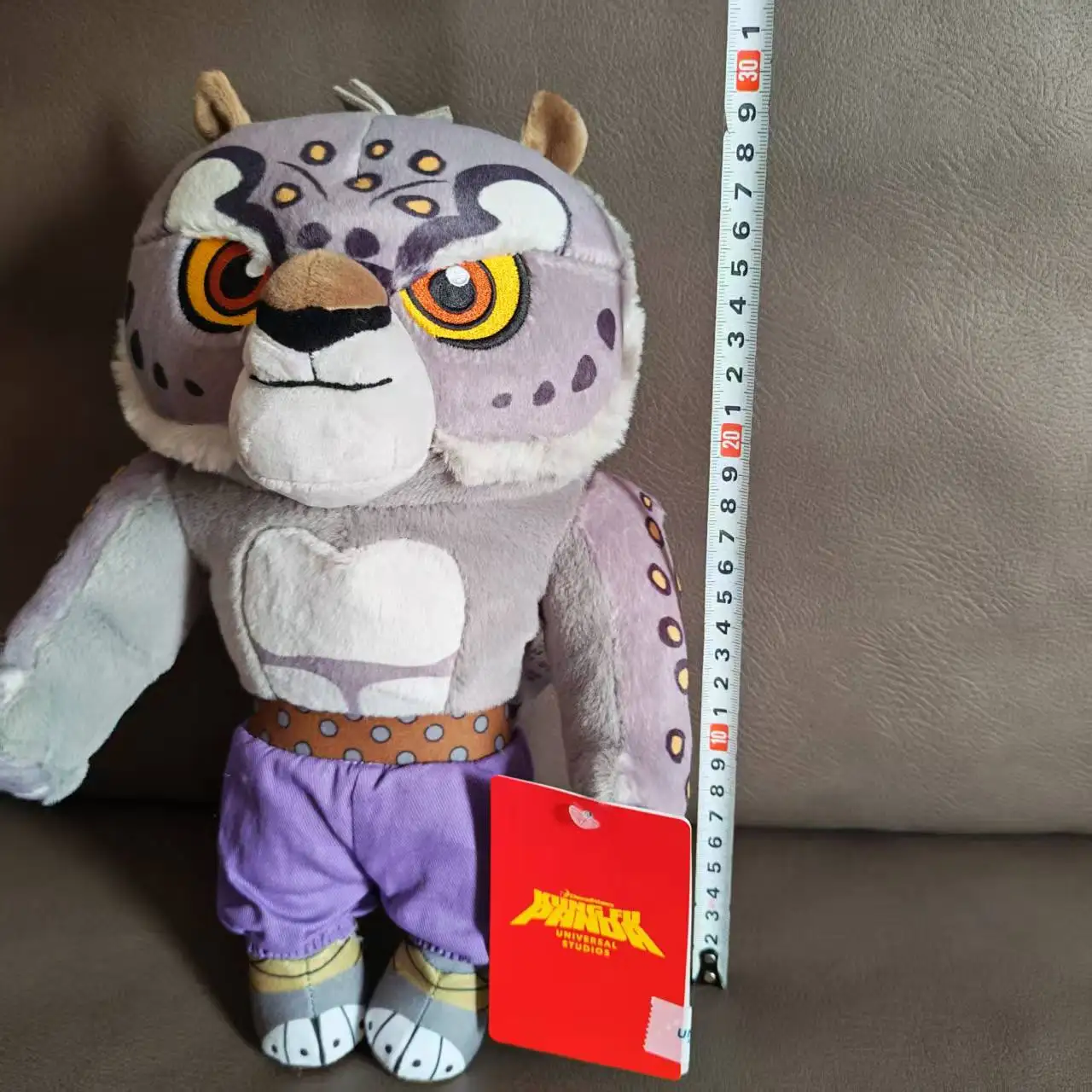 Universal Studios officiellt panda gosedjur med Tai Lung, snöleoparden från Kung Fu Panda 22 Tai Lung-gosedjur i helfigur med synlig måttreferens på 30 cm.